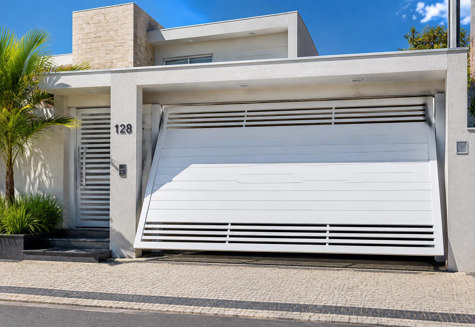Portão basculante branco instalado em residência